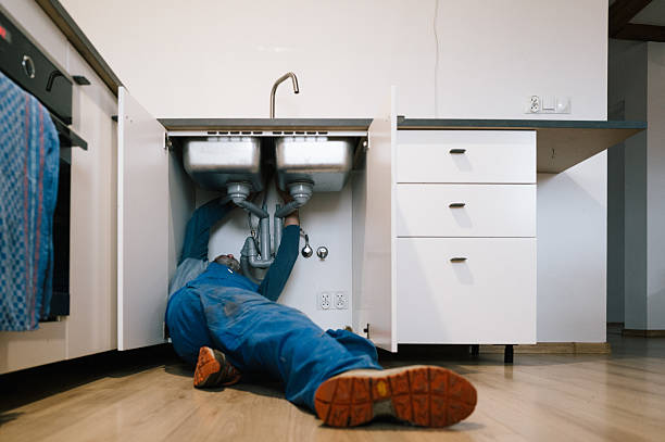 Professional Emergency Plumber technician working in Old Ocean, TX